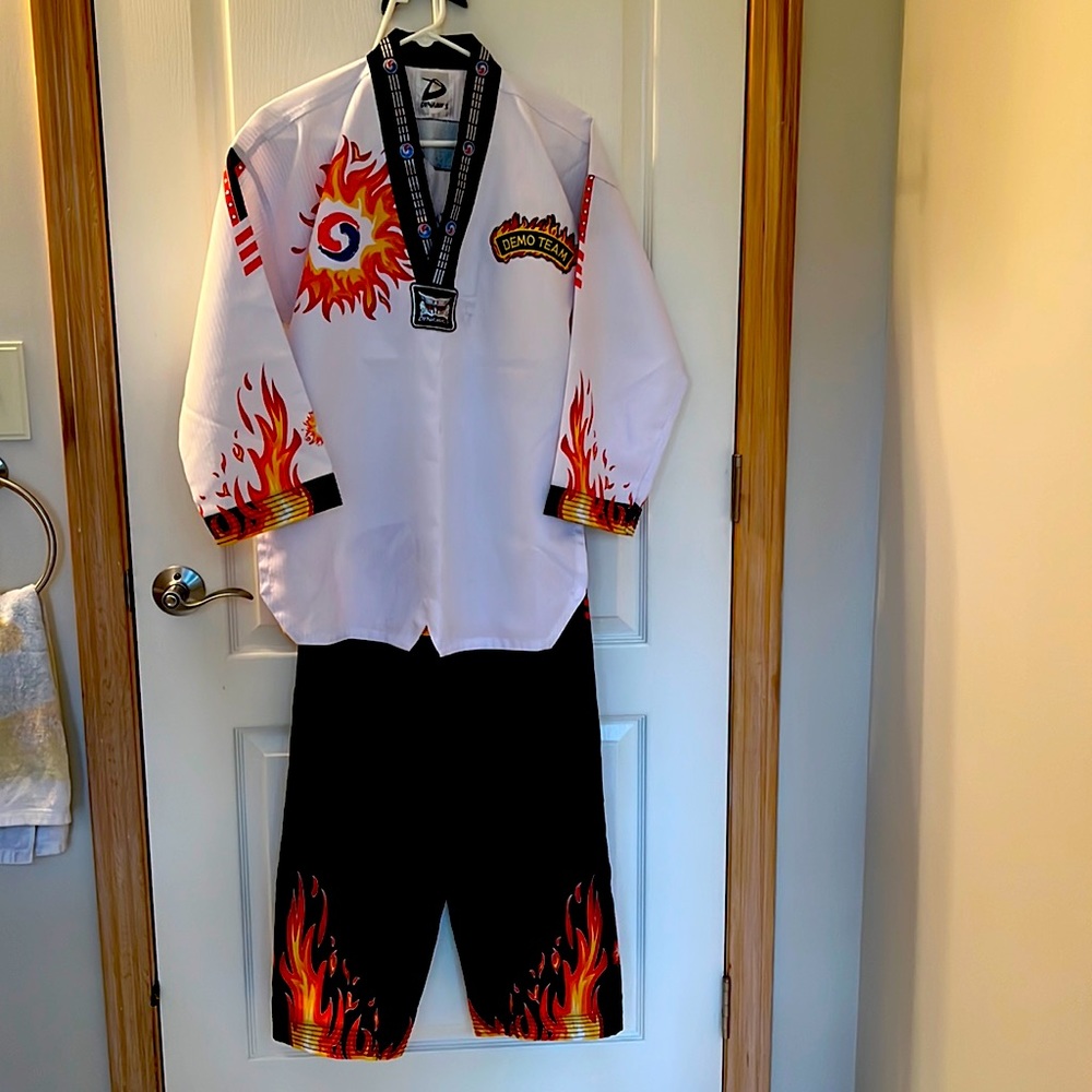 World Champion Taekwondo Demo team uniform.  Size 2/160.  Excellent condition!